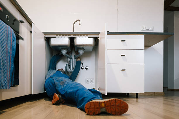 Professional Emergency Plumber technician working in Benton, MO